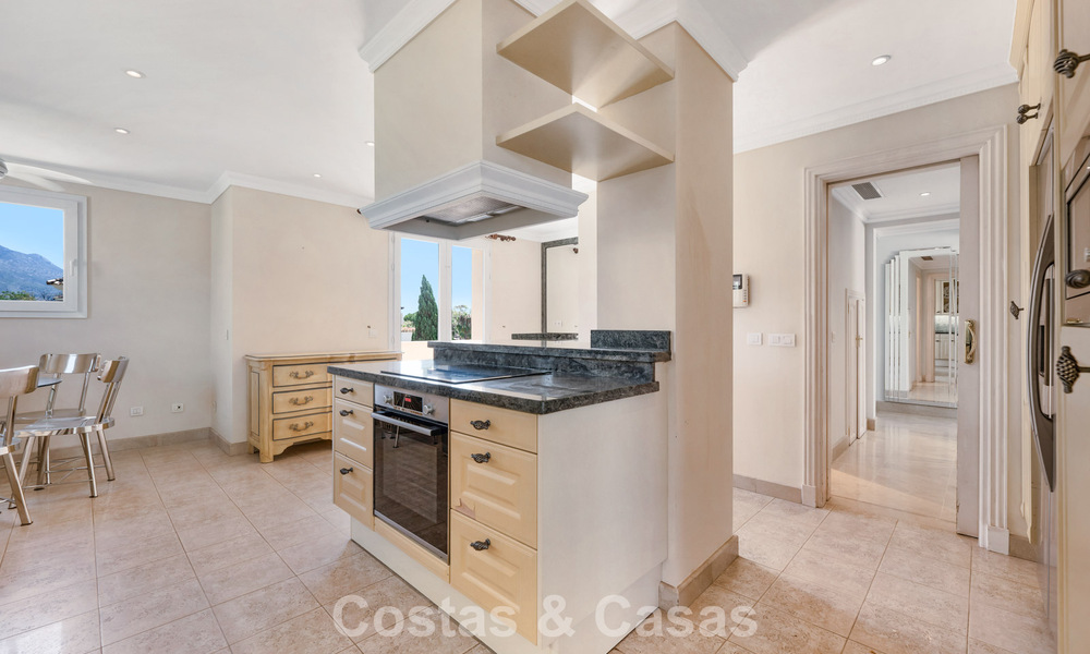 Impresionante ático de lujo de 3 dormitorios en venta en un complejo en primera línea de golf en Nueva Andalucía, Marbella 783877