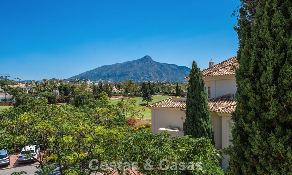 Impresionante ático de lujo de 3 dormitorios en venta en un complejo en primera línea de golf en Nueva Andalucía, Marbella 783878