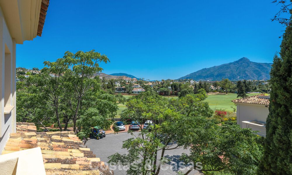 Impresionante ático de lujo de 3 dormitorios en venta en un complejo en primera línea de golf en Nueva Andalucía, Marbella 783879