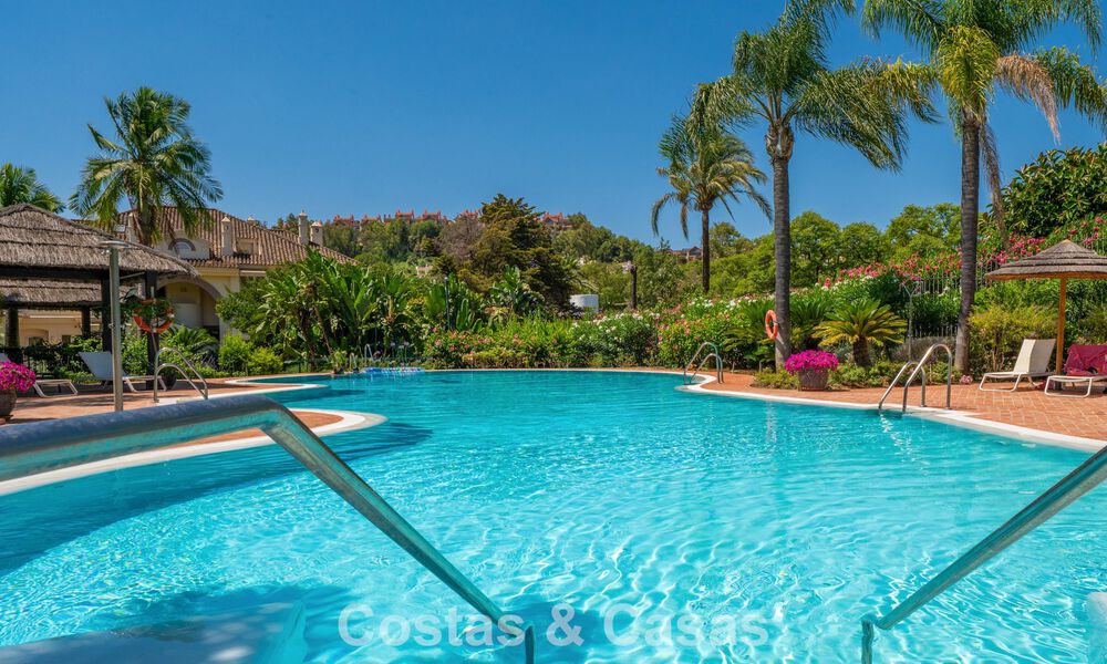 Impresionante ático de lujo de 3 dormitorios en venta en un complejo en primera línea de golf en Nueva Andalucía, Marbella 783881