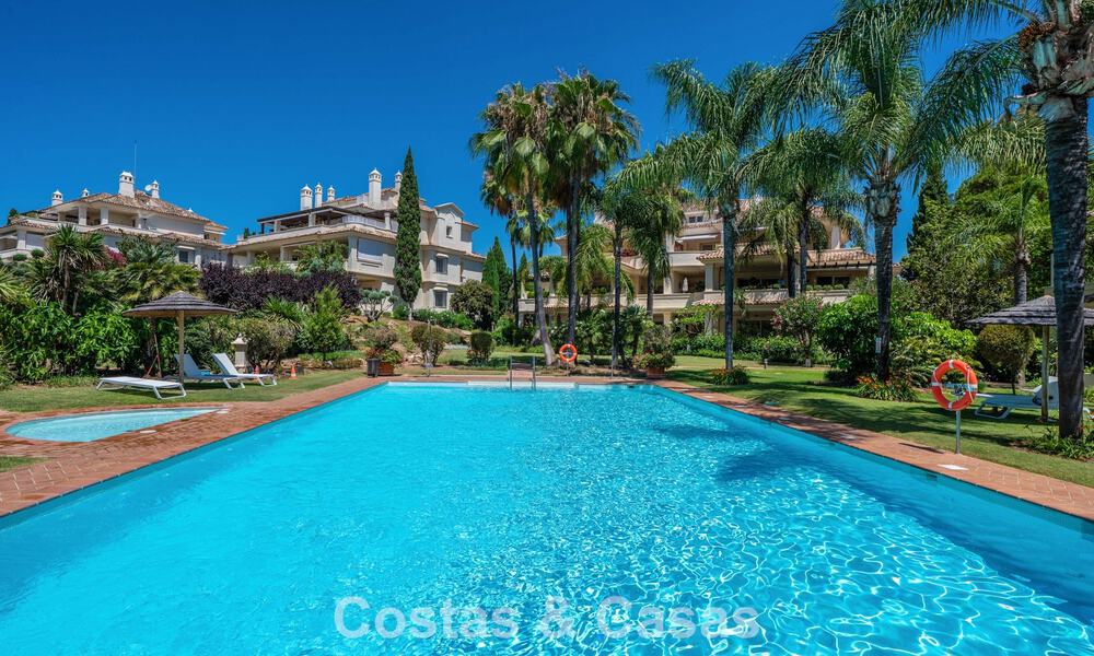 Impresionante ático de lujo de 3 dormitorios en venta en un complejo en primera línea de golf en Nueva Andalucía, Marbella 783885