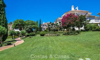 Impresionante ático de lujo de 3 dormitorios en venta en un complejo en primera línea de golf en Nueva Andalucía, Marbella 783886 