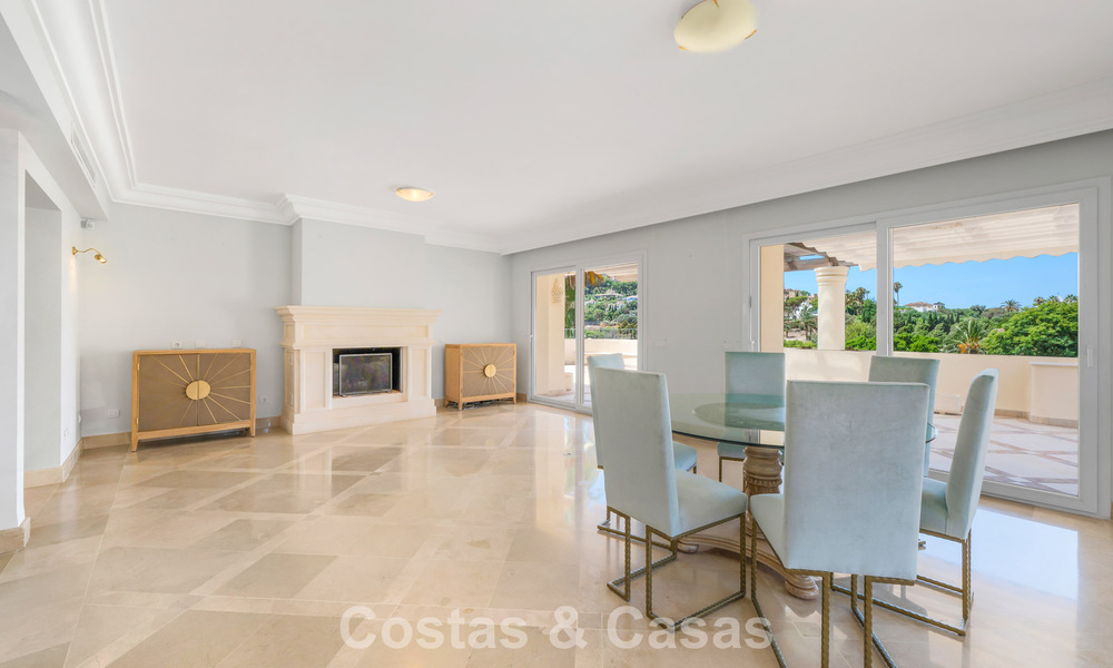 Impresionante ático de lujo de 3 dormitorios en venta en un complejo en primera línea de golf en Nueva Andalucía, Marbella 783887