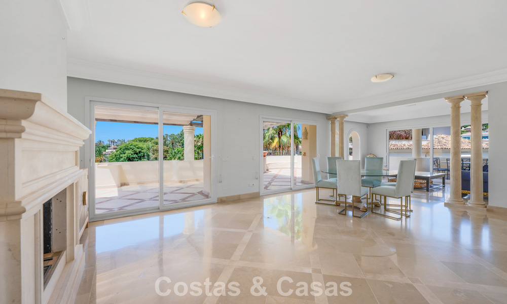 Impresionante ático de lujo de 3 dormitorios en venta en un complejo en primera línea de golf en Nueva Andalucía, Marbella 783888