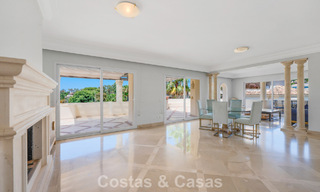 Impresionante ático de lujo de 3 dormitorios en venta en un complejo en primera línea de golf en Nueva Andalucía, Marbella 783888 