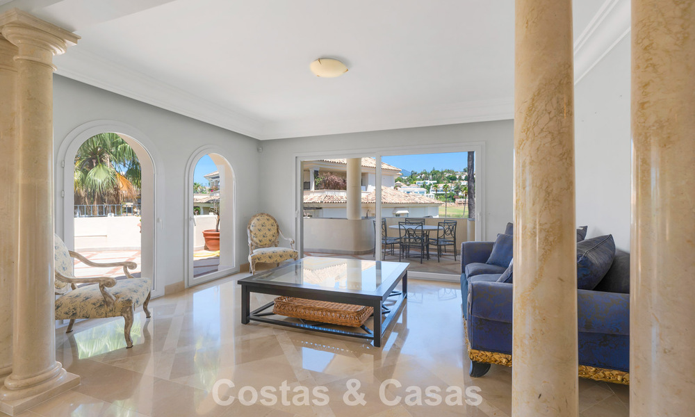 Impresionante ático de lujo de 3 dormitorios en venta en un complejo en primera línea de golf en Nueva Andalucía, Marbella 783890
