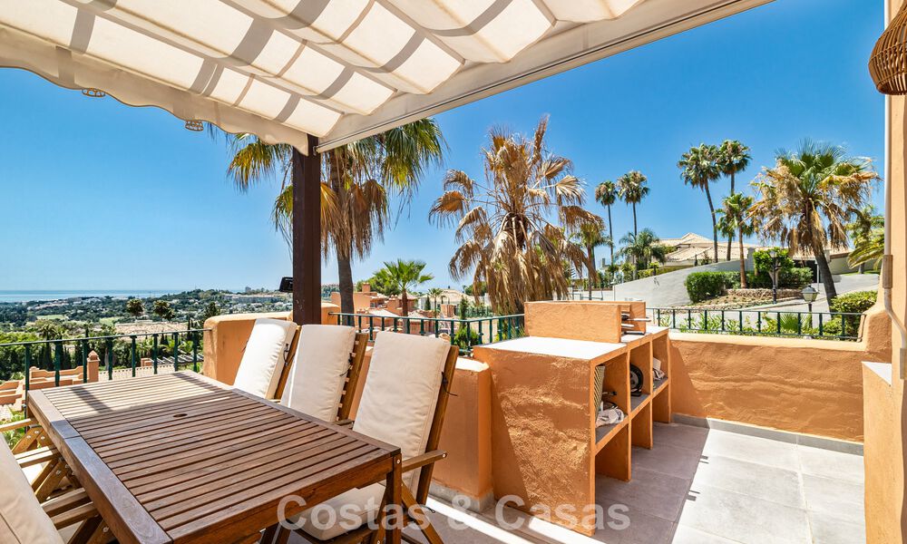 ¡Oportunidad! Ático de lujo de 3 dormitorios con vistas panorámicas al mar en venta en el Valle del Golf de Nueva Andalucía, Marbella 783308