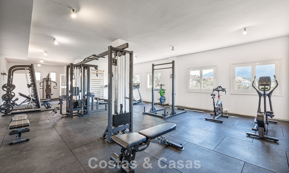 ¡Oportunidad! Ático de lujo de 3 dormitorios con vistas panorámicas al mar en venta en el Valle del Golf de Nueva Andalucía, Marbella 783310