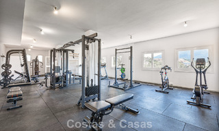 ¡Oportunidad! Ático de lujo de 3 dormitorios con vistas panorámicas al mar en venta en el Valle del Golf de Nueva Andalucía, Marbella 783310 