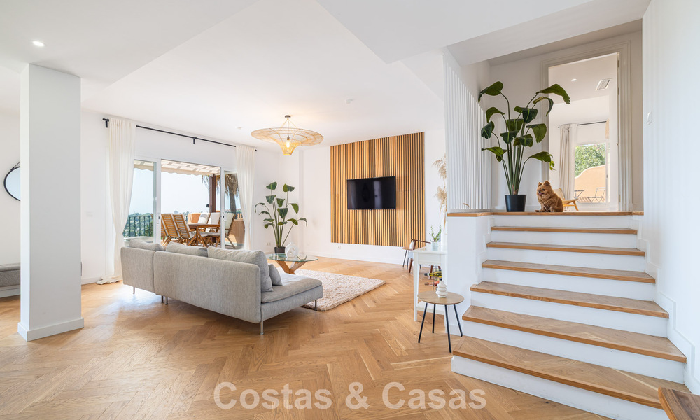 ¡Oportunidad! Ático de lujo de 3 dormitorios con vistas panorámicas al mar en venta en el Valle del Golf de Nueva Andalucía, Marbella 783313