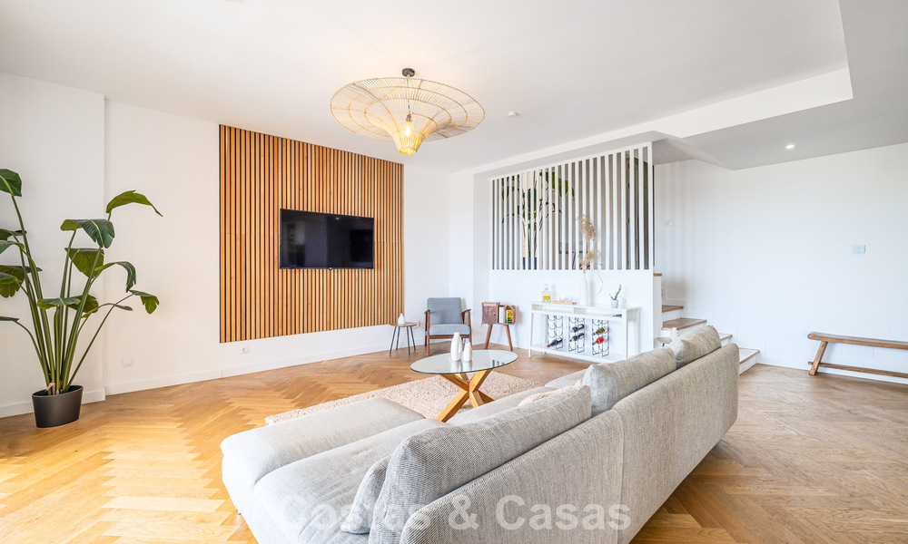 ¡Oportunidad! Ático de lujo de 3 dormitorios con vistas panorámicas al mar en venta en el Valle del Golf de Nueva Andalucía, Marbella 783315