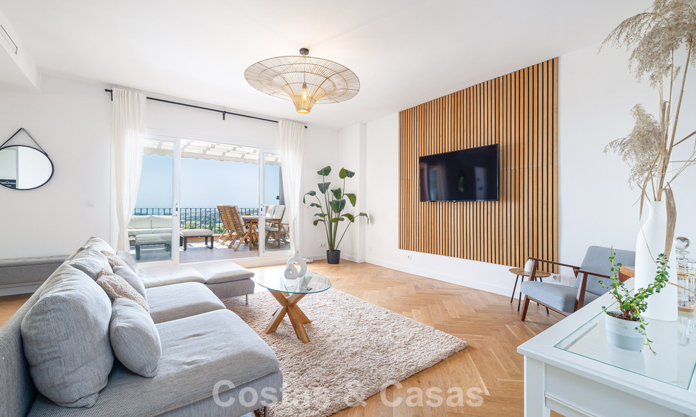 ¡Oportunidad! Ático de lujo de 3 dormitorios con vistas panorámicas al mar en venta en el Valle del Golf de Nueva Andalucía, Marbella 783317