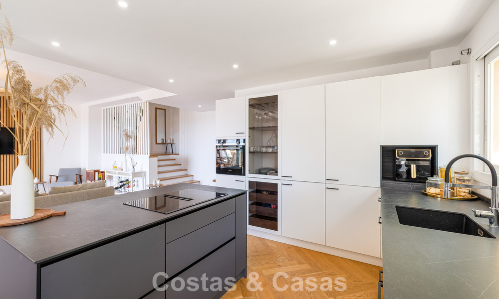 ¡Oportunidad! Ático de lujo de 3 dormitorios con vistas panorámicas al mar en venta en el Valle del Golf de Nueva Andalucía, Marbella 783319