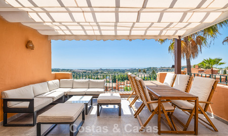 ¡Oportunidad! Ático de lujo de 3 dormitorios con vistas panorámicas al mar en venta en el Valle del Golf de Nueva Andalucía, Marbella 783325