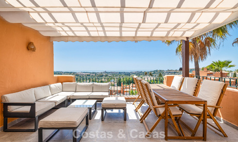 ¡Oportunidad! Ático de lujo de 3 dormitorios con vistas panorámicas al mar en venta en el Valle del Golf de Nueva Andalucía, Marbella 783325