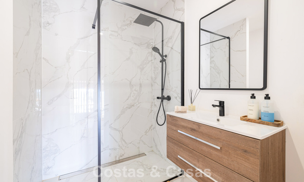 ¡Oportunidad! Ático de lujo de 3 dormitorios con vistas panorámicas al mar en venta en el Valle del Golf de Nueva Andalucía, Marbella 783331