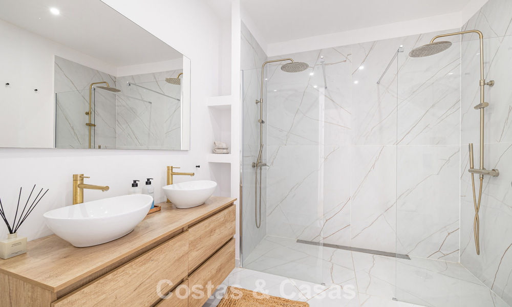 ¡Oportunidad! Ático de lujo de 3 dormitorios con vistas panorámicas al mar en venta en el Valle del Golf de Nueva Andalucía, Marbella 783332