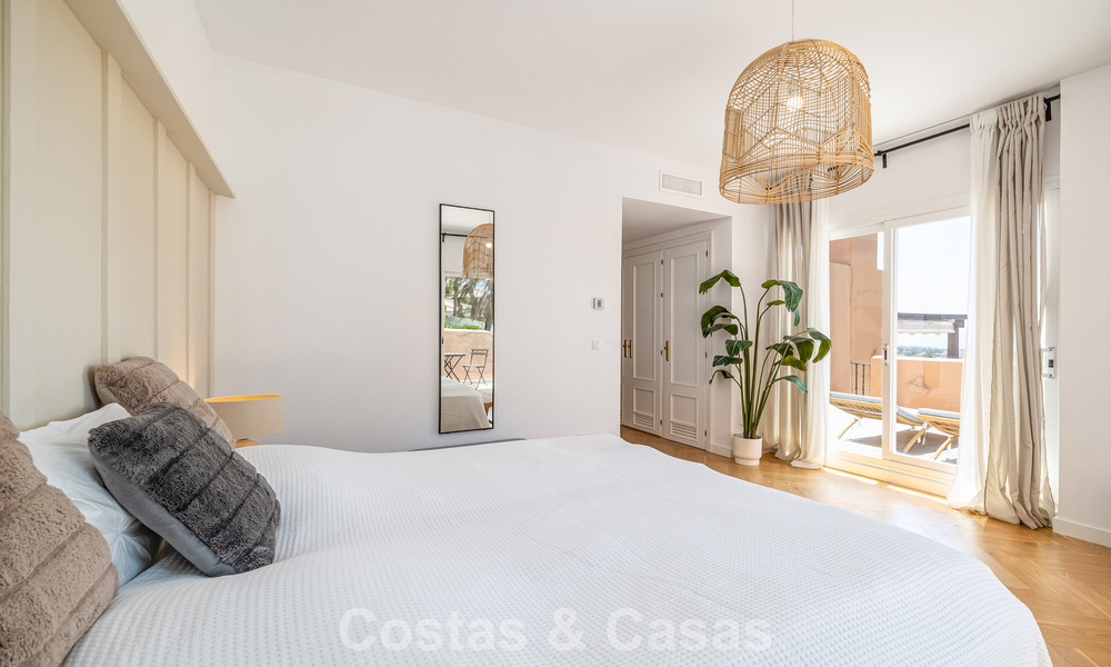 ¡Oportunidad! Ático de lujo de 3 dormitorios con vistas panorámicas al mar en venta en el Valle del Golf de Nueva Andalucía, Marbella 783336