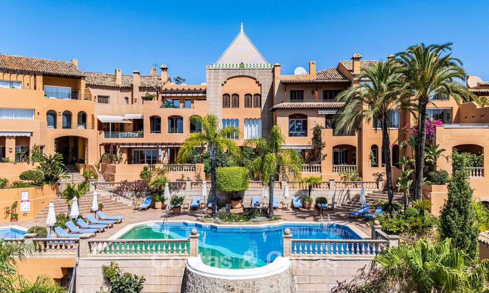 ¡Oportunidad! Ático de lujo de 3 dormitorios con vistas panorámicas al mar en venta en el Valle del Golf de Nueva Andalucía, Marbella 783339