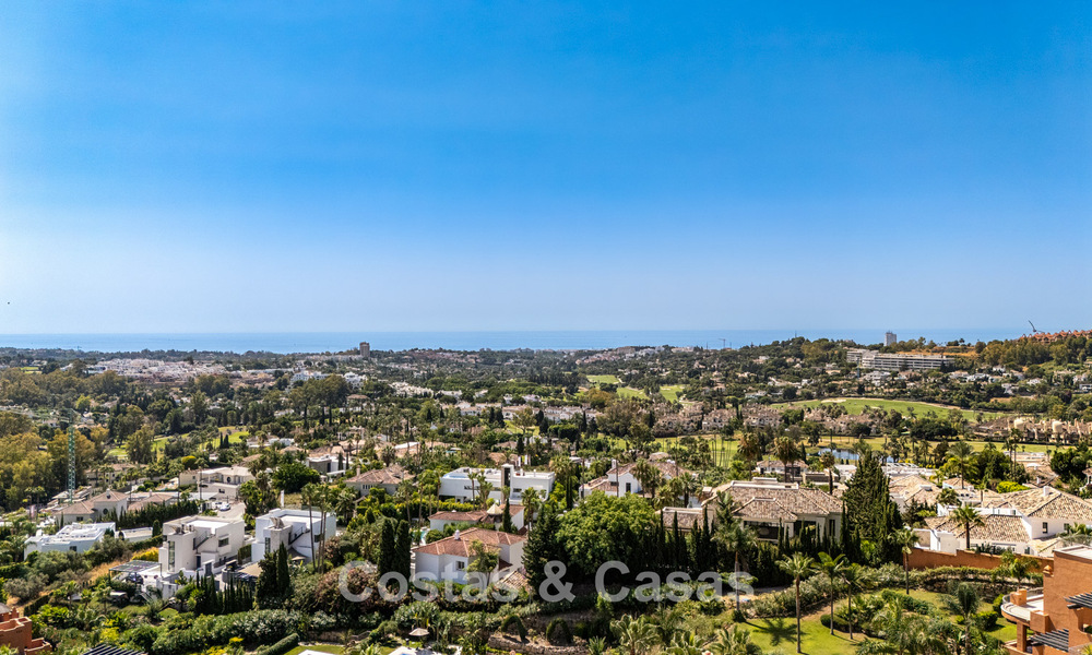 ¡Oportunidad! Ático de lujo de 3 dormitorios con vistas panorámicas al mar en venta en el Valle del Golf de Nueva Andalucía, Marbella 783340