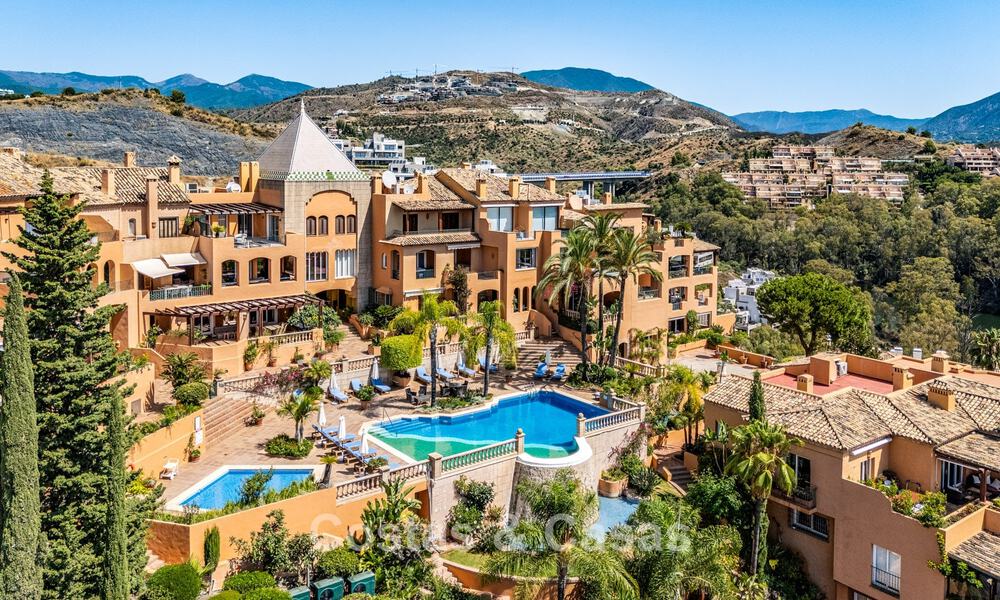¡Oportunidad! Ático de lujo de 3 dormitorios con vistas panorámicas al mar en venta en el Valle del Golf de Nueva Andalucía, Marbella 783345