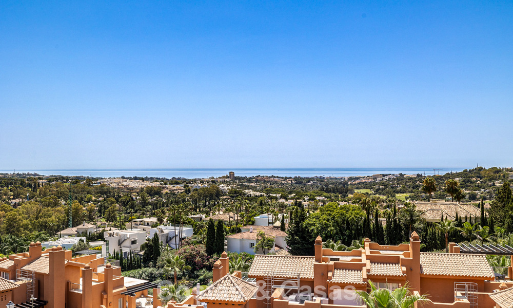 ¡Oportunidad! Ático de lujo de 3 dormitorios con vistas panorámicas al mar en venta en el Valle del Golf de Nueva Andalucía, Marbella 783346