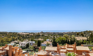 ¡Oportunidad! Ático de lujo de 3 dormitorios con vistas panorámicas al mar en venta en el Valle del Golf de Nueva Andalucía, Marbella 783346 