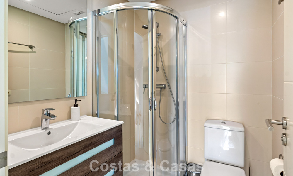 Apartamento de 2 dormitorios listo para entrar a vivir en venta en un exclusivo complejo cerca de una gran laguna azul en la Costa del Sol 783968
