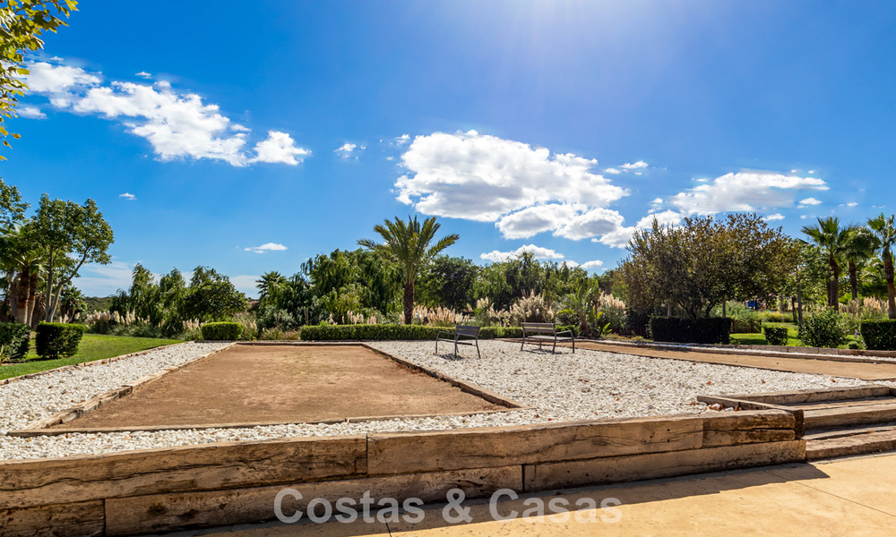 Apartamento de 2 dormitorios listo para entrar a vivir en venta en un exclusivo complejo cerca de una gran laguna azul en la Costa del Sol 783975