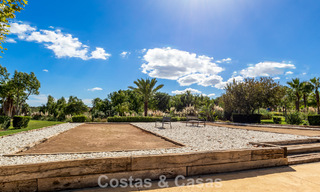 Apartamento de 2 dormitorios listo para entrar a vivir en venta en un exclusivo complejo cerca de una gran laguna azul en la Costa del Sol 783975 
