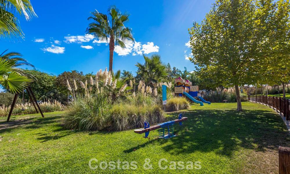 Apartamento de 2 dormitorios listo para entrar a vivir en venta en un exclusivo complejo cerca de una gran laguna azul en la Costa del Sol 783976