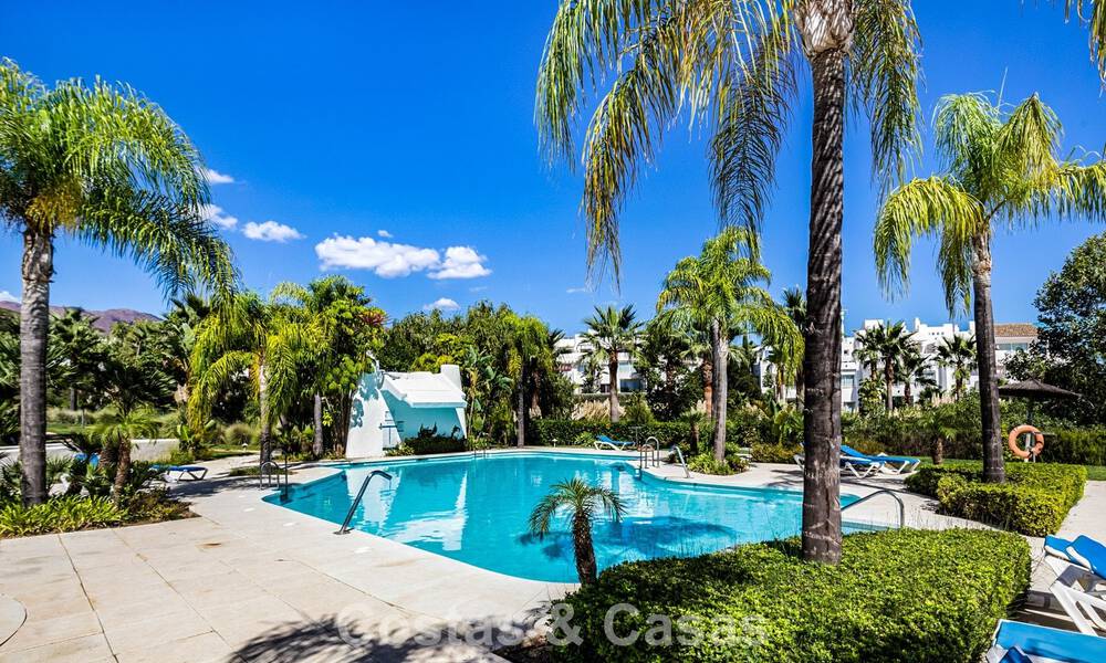Apartamento de 2 dormitorios listo para entrar a vivir en venta en un exclusivo complejo cerca de una gran laguna azul en la Costa del Sol 783977