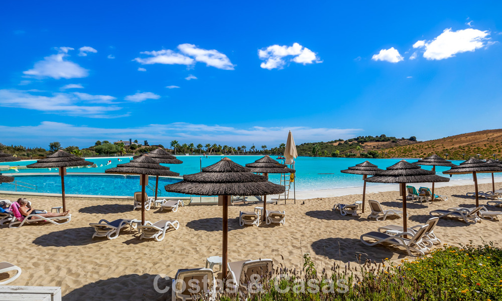 Apartamento de 2 dormitorios listo para entrar a vivir en venta en un exclusivo complejo cerca de una gran laguna azul en la Costa del Sol 783980