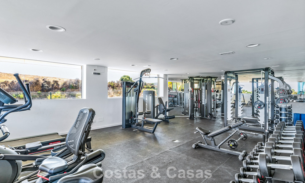 Apartamento de 2 dormitorios listo para entrar a vivir en venta en un exclusivo complejo cerca de una gran laguna azul en la Costa del Sol 783981