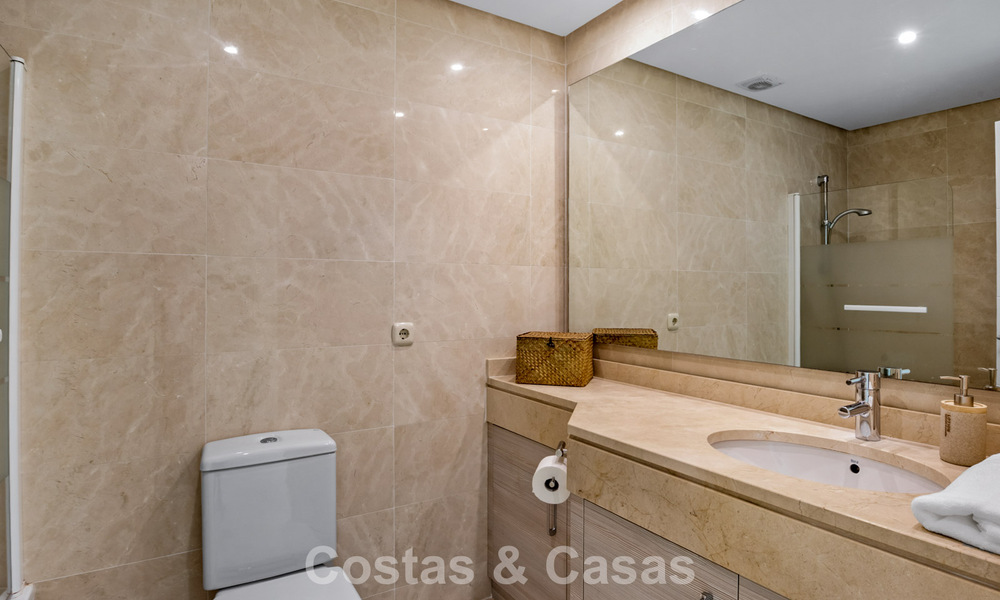 Apartamento de 2 dormitorios listo para entrar a vivir en venta en un exclusivo complejo cerca de una gran laguna azul en la Costa del Sol 783985