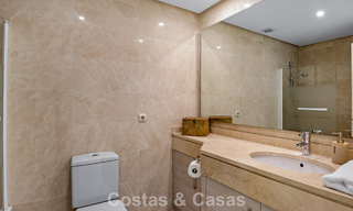 Apartamento de 2 dormitorios listo para entrar a vivir en venta en un exclusivo complejo cerca de una gran laguna azul en la Costa del Sol 783985 