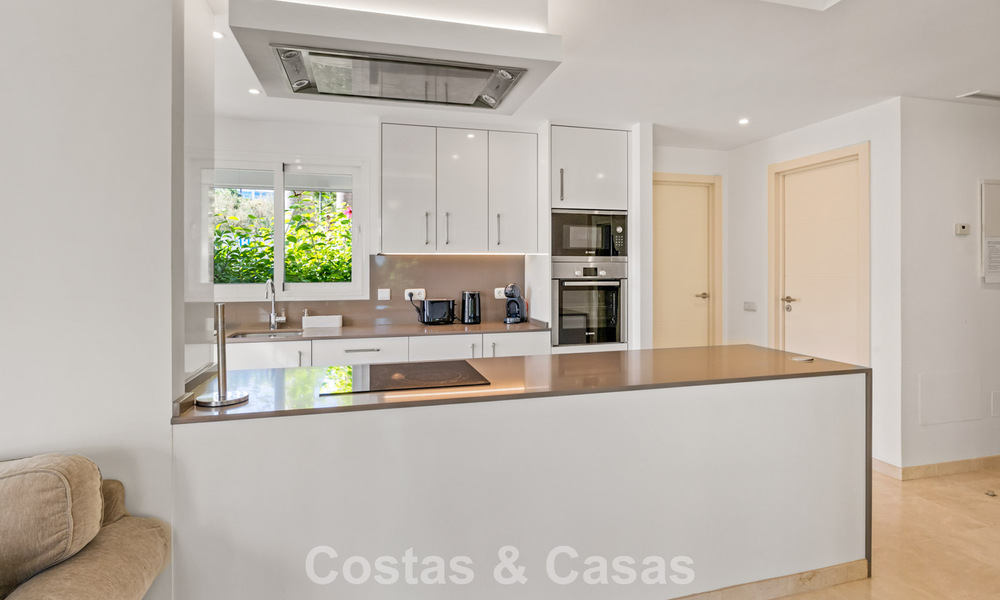 Apartamento de 2 dormitorios listo para entrar a vivir en venta en un exclusivo complejo cerca de una gran laguna azul en la Costa del Sol 783991