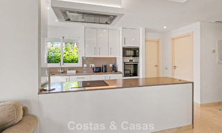 Apartamento de 2 dormitorios listo para entrar a vivir en venta en un exclusivo complejo cerca de una gran laguna azul en la Costa del Sol 783991 