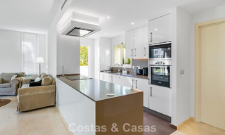 Apartamento de 2 dormitorios listo para entrar a vivir en venta en un exclusivo complejo cerca de una gran laguna azul en la Costa del Sol 783992 