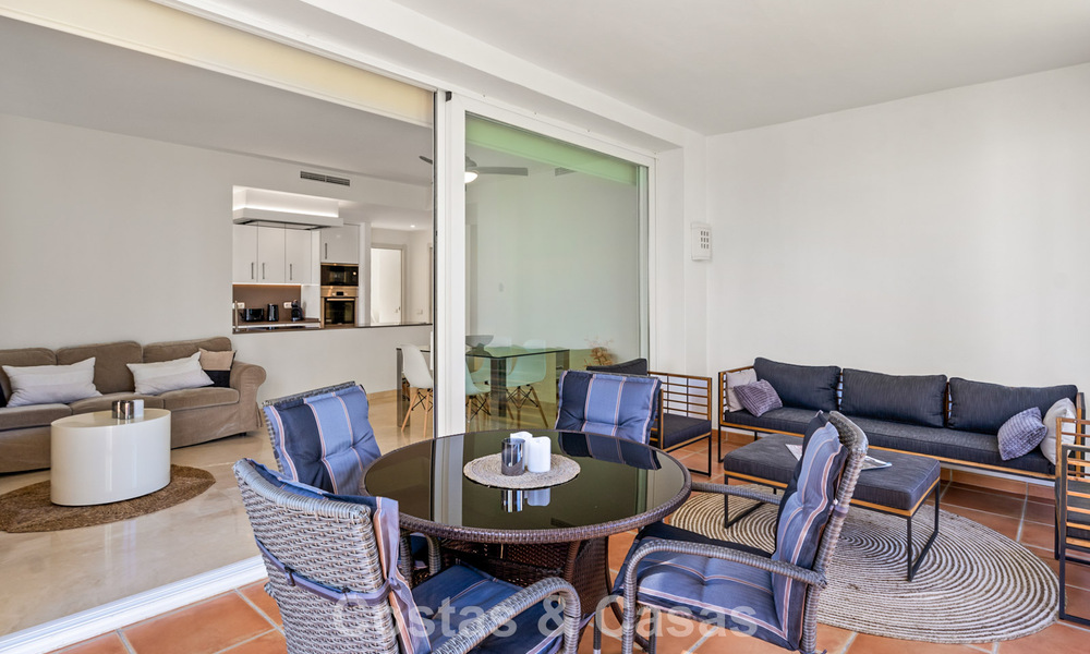 Apartamento de 2 dormitorios listo para entrar a vivir en venta en un exclusivo complejo cerca de una gran laguna azul en la Costa del Sol 783994