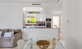 Apartamento de 2 dormitorios listo para entrar a vivir en venta en un exclusivo complejo cerca de una gran laguna azul en la Costa del Sol 783996 