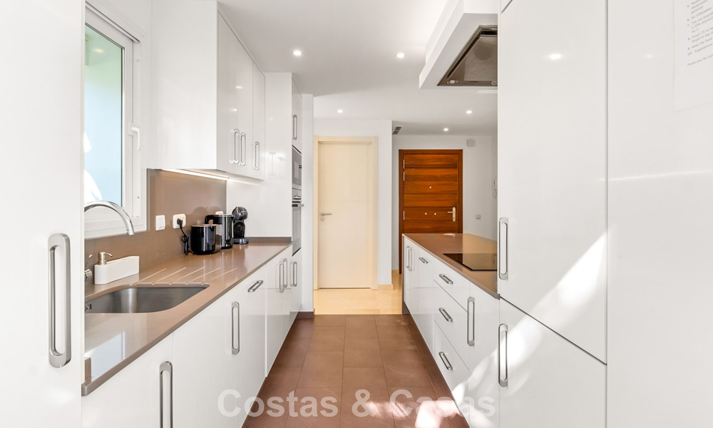 Apartamento de 2 dormitorios listo para entrar a vivir en venta en un exclusivo complejo cerca de una gran laguna azul en la Costa del Sol 783998