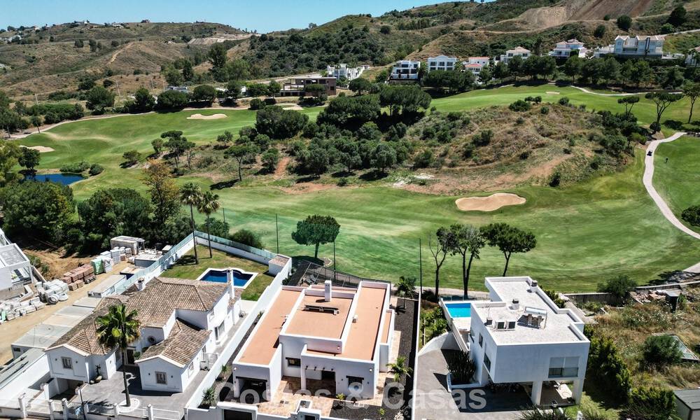 Villa de lujo de una sola planta, lista para entrar a vivir, en venta en primera línea de golf en un resort líder en Mijas, Costa del Sol 783916