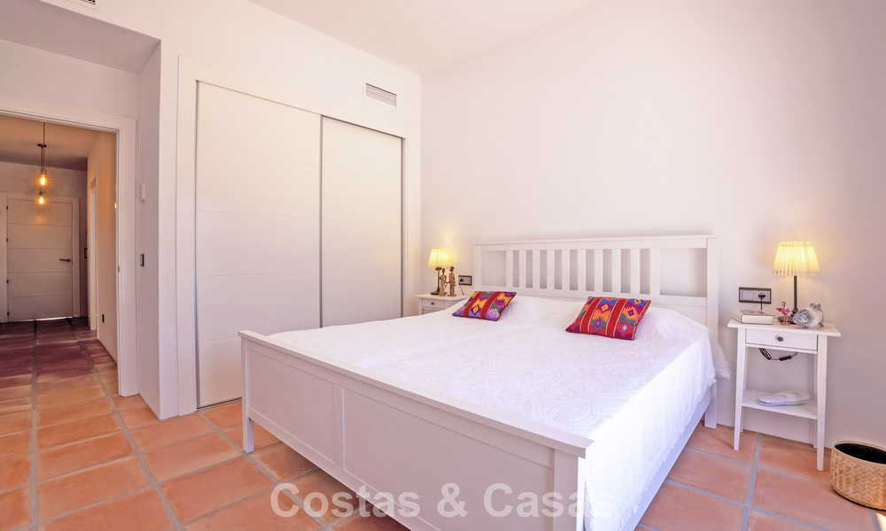 Villa de lujo de una sola planta, lista para entrar a vivir, en venta en primera línea de golf en un resort líder en Mijas, Costa del Sol 783918