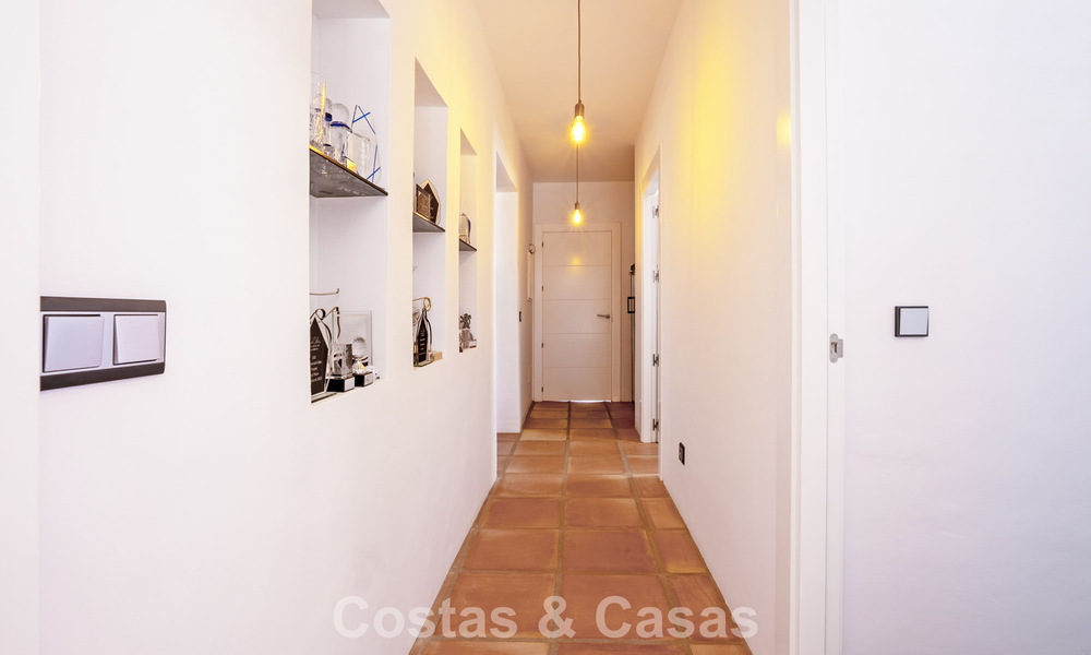 Villa de lujo de una sola planta, lista para entrar a vivir, en venta en primera línea de golf en un resort líder en Mijas, Costa del Sol 783919