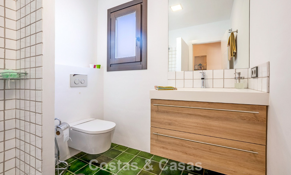 Villa de lujo de una sola planta, lista para entrar a vivir, en venta en primera línea de golf en un resort líder en Mijas, Costa del Sol 783921