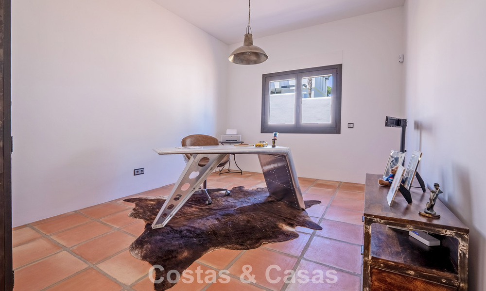 Villa de lujo de una sola planta, lista para entrar a vivir, en venta en primera línea de golf en un resort líder en Mijas, Costa del Sol 783924