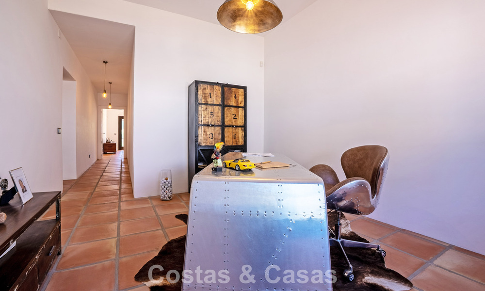Villa de lujo de una sola planta, lista para entrar a vivir, en venta en primera línea de golf en un resort líder en Mijas, Costa del Sol 783925
