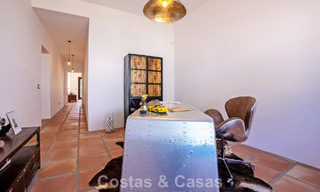 Villa de lujo de una sola planta, lista para entrar a vivir, en venta en primera línea de golf en un resort líder en Mijas, Costa del Sol 783925 