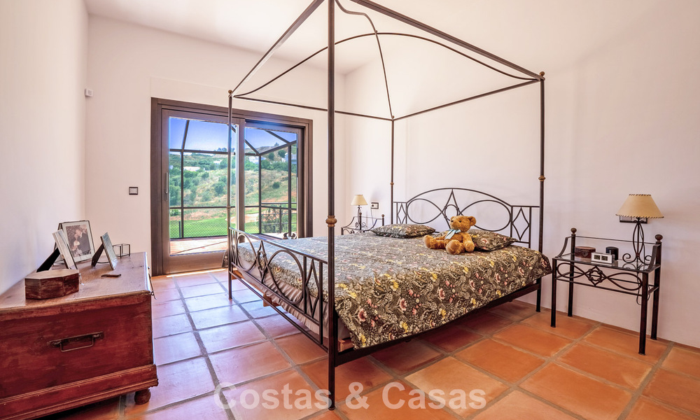 Villa de lujo de una sola planta, lista para entrar a vivir, en venta en primera línea de golf en un resort líder en Mijas, Costa del Sol 783926